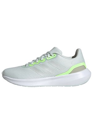 Lysegrå atletiksneaker med hvid sål, mesh overdel, diskret tre-stribet branding og neongrønne accenter nær snørebånd og hæl.