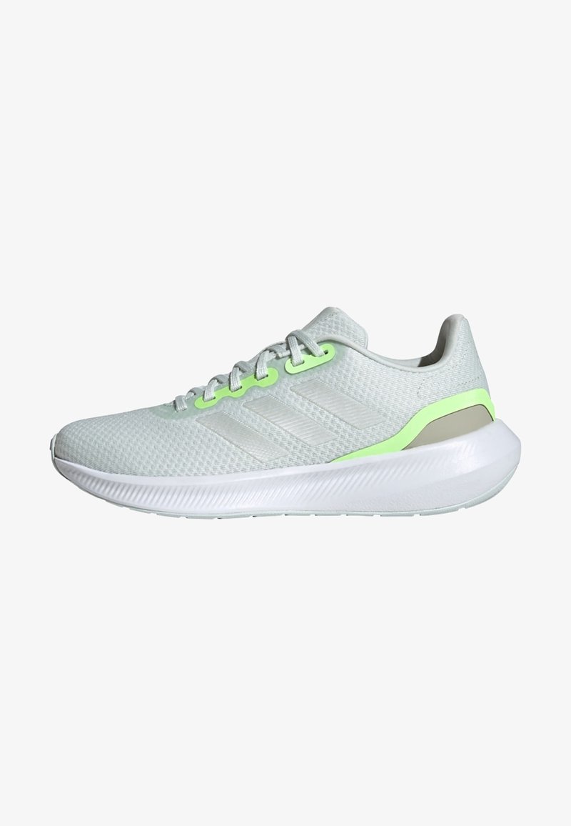 Baskets de sport gris clair avec semelle blanche, dessus en mesh, marquage discret à trois bandes et accents vert néon près des lacets et du talon.