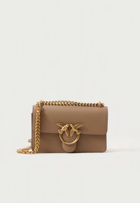 Brun läderhandväska med klaffstängning, guld kedjerem och karakteristisk guld fågelmotivdetalj på framsidan. Slät textur, rektangulär form.