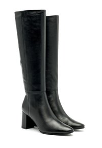 Botas de cuero negro hasta la rodilla con textura suave, punta afilada y tacón cuadrado. Los detalles de las costuras añaden estructura al diseño.
