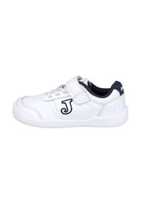 Zapatilla blanca de diseño bajo, con una tira de velcro y cordones en la parte delantera. Acentuada con un talón azul marino oscuro y un logo 'J' bordado.