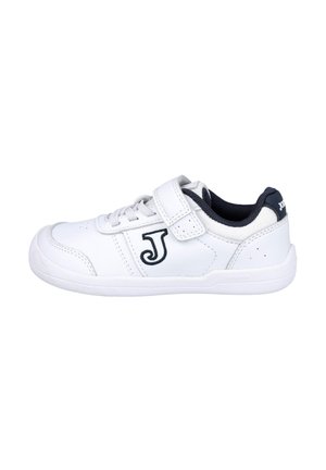 Zapatilla blanca de diseño bajo, con una tira de velcro y cordones en la parte delantera. Acentuada con un talón azul marino oscuro y un logo 'J' bordado.