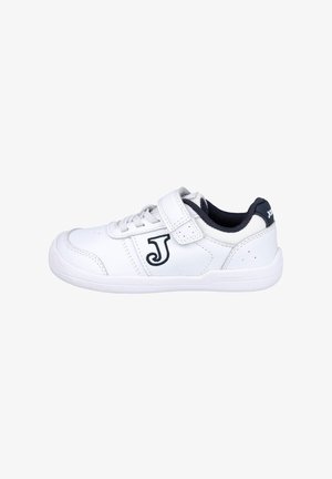 Zapatilla blanca de diseño bajo, con una tira de velcro y cordones en la parte delantera. Acentuada con un talón azul marino oscuro y un logo 'J' bordado.