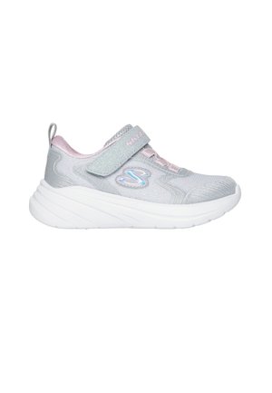 Zapatilla infantil gris y rosa con cierre de velcro, logo holográfico, suela gruesa blanca acolchada y tejido superior de punto.