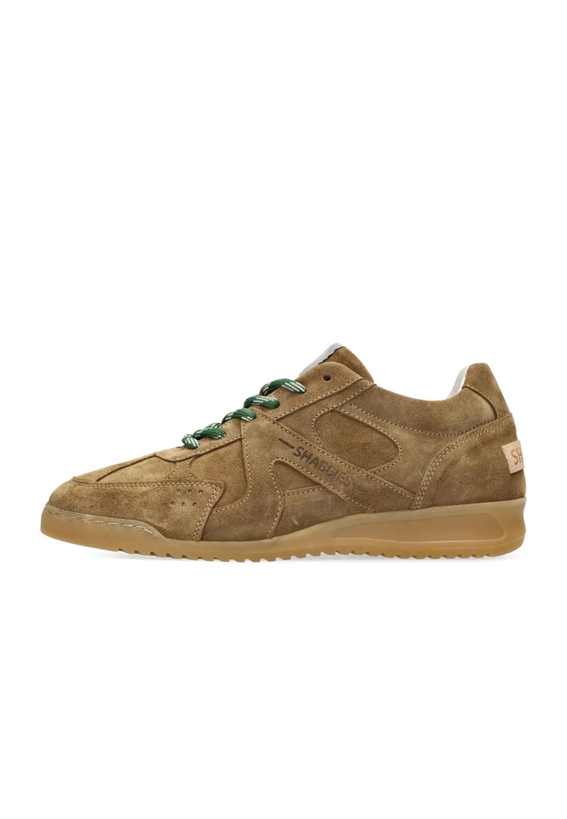 Sneaker in suede marrone con dettagli perforati, lacci verdi e suola in gomma. Presenta un logo sul lato e un collare imbottito.
