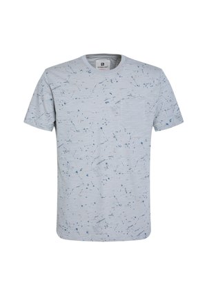 Camiseta de manga corta en gris claro con un patrón texturizado y salpicaduras azules, un pequeño bolsillo en el pecho y un cuello redondo.