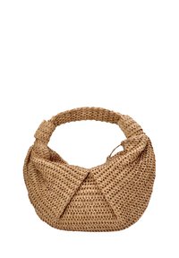 Bolso de paja trenzada en color beige natural, con forma de media luna, asa gruesa para llevar a mano y superficie texturada con un patrón entrecruzado.