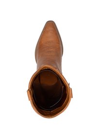 Bota de vaquero de cuero marrón con punta afilada y detalles de costura en la caña. El interior está forrado y tiene una textura suave.