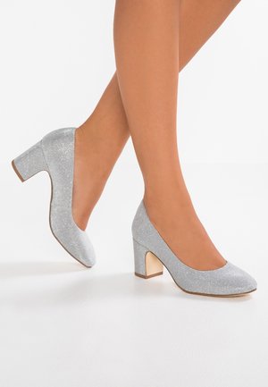 Sølv højhælede sko med en blank, glitrende finish, rund tå og kraftig hæl. Minimalistisk design med en glat tekstur.