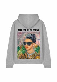 Felpa con cappuccio grigia con stampa grafica colorata di una donna con occhiali da sole, incorniciata dal testo "ART IS EXPENSIVE" in alto.