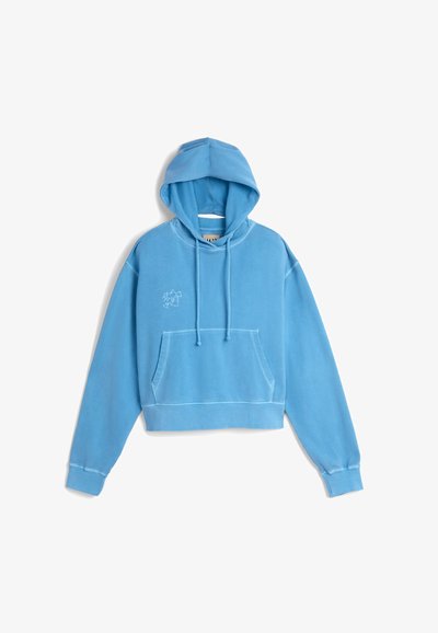 Lichtblauwe cropped hoodie van zachte stof, met een voorzak, een koord en een geborduurd ontwerp op de borst.