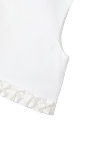 Top bianco senza maniche con un accento texturizzato a plissé lungo l'orlo. Il tessuto sembra liscio con un design aderente.