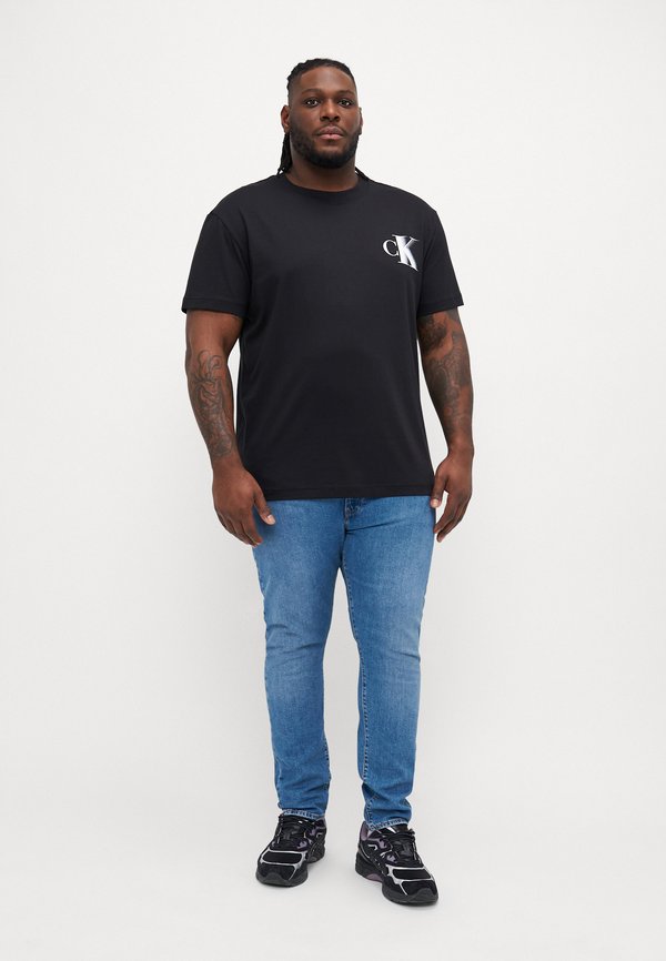 PLUS BOLD TEE - Print T-shirt4