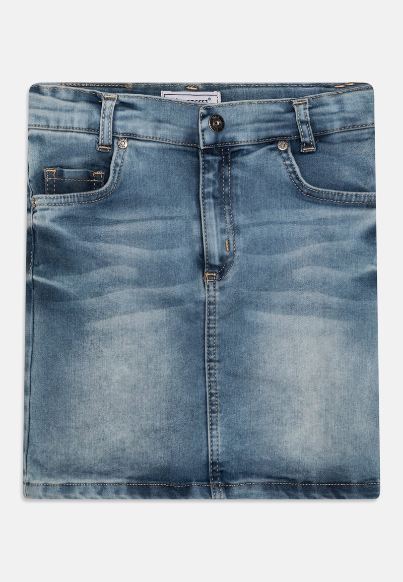 Mini-jupe en denim bleu avec fermeture à boutons et zip à l'avant, passants pour ceinture et deux poches avant avec un subtil effet d'usure.