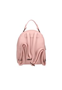 Zaino in pelle rosa dalla forma arrotondata, caratterizzato da diverse cinghie regolabili, una maniglia superiore e una superficie testurizzata.