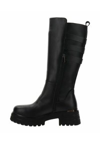 Bota de cuero negra hasta la rodilla que presenta un cierre lateral, punta cuadrada, suela gruesa y correas verticales decorativas a lo largo del eje superior.