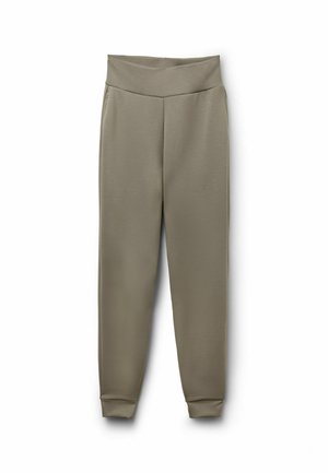 Hellolivgrüne, zulaufende Hose mit breitem, elastischem Bund und Bündchen, aus glattem Stoff, flach auf weißem Hintergrund ausgelegt.