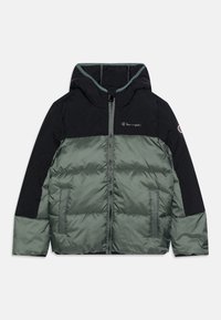 Puffjacka med huva, med en mörkgrön kropp och svarta ärmar. Slät tyg, dragkedja framtill och logotypdetalj på bröstet och ärmen.