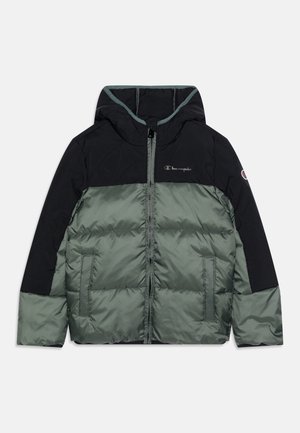 Donsjack met een capuchon, met een donkergroene body en zwarte mouwen. Glad materiaal, ritssluiting aan de voorkant en logodetail op de borst en mouw.