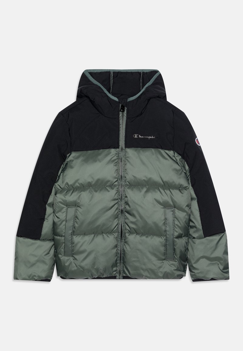 Puffjacka med huva, med en mörkgrön kropp och svarta ärmar. Slät tyg, dragkedja framtill och logotypdetalj på bröstet och ärmen.