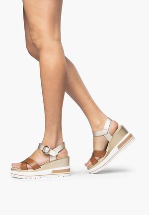 Wedge sandals - cognac