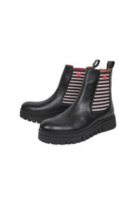 Czarne skórzane botki za kostkę z elastycznymi panelami bocznymi, zdobione różowo-czarnymi paskami i czerwonymi akcentami w kształcie serca, oraz masywnymi czarnymi gumowymi podeszwami.