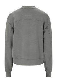 Olivgrön sweatshirt med rund halsringning, långa ärmar och texturerad yta. Baksidan har diskret branding nära kragen.