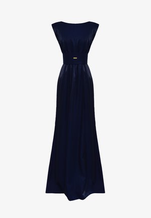 Długa granatowa suknia z gładkiego materiału, z dopasowaną górą, szerokimi ramiączkami i wcięciem w talii z złotym akcentem.