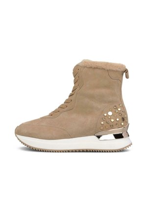 Bota deportiva alta de ante beige con ribete de piel, cordones delanteros, suela blanca, detalle metálico en el tacón y tachuelas decorativas en la parte trasera.