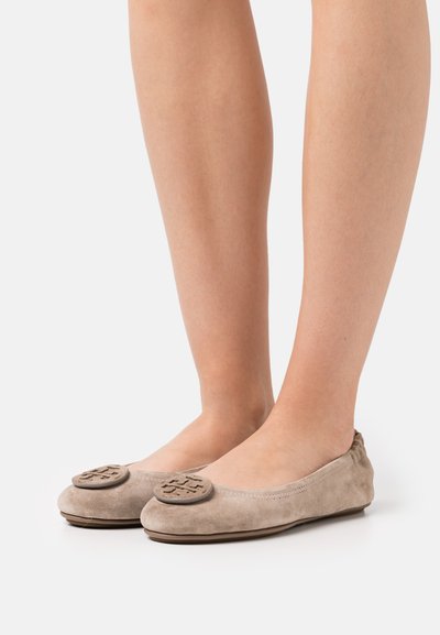 Beige suedette ballet sko med rund tå og dekorative logo detaljer. Myk tekstur og minimal søm detalj. Flat såle design.