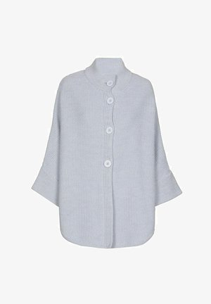 Lichtgrijze gebreide cardigan met een hoge kraag, drie grote knopen aan de voorkant en brede mouwen. Zachte textuur en regular-fit ontwerp.