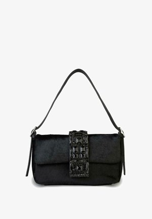 Sac à main noir avec une surface extérieure en fourrure texturée, présentant un ornement noir orné de bijoux bien en vue à l'avant et une bandoulière élégante.