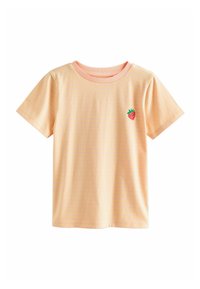 T-shirt pêche clair à manches courtes avec col rond et petite fraise rouge brodée avec des feuilles vertes sur la poitrine.