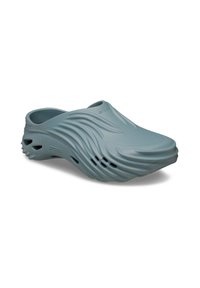 Hellesblauer geformter Clog mit wellenartigem Muster, offener Rückseite, Belüftungsöffnungen und glatter Gummibeschichtung, entworfen für Komfort und Atmungsaktivität.