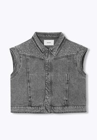 Veste sans manches en denim gris avec un col, des boutons à l'avant et des détails cloutés sur les épaules. Elle présente une coupe classique et des coutures soignées.