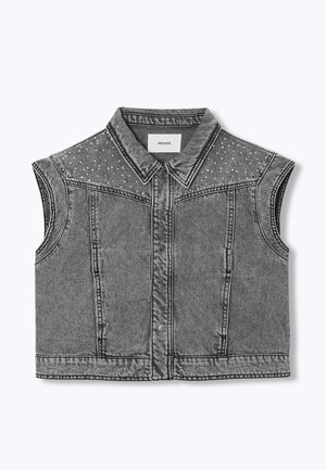 Veste sans manches en denim gris avec un col, des boutons à l'avant et des détails cloutés sur les épaules. Elle présente une coupe classique et des coutures soignées.