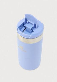 Bicchiere termico in acciaio inossidabile azzurro chiaro con una banda argentata, dotato di coperchio a scatto e manico laterale per un uso comodo.