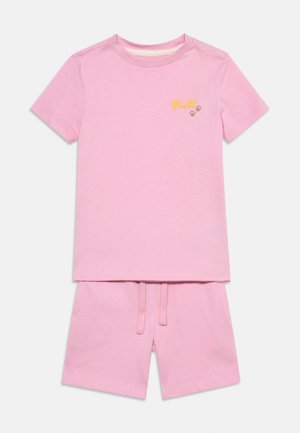 Σετ παιδικό ανοιχτό ροζ με κοντό μανίκι και σορτσάκι με κίτρινη επιγραφή "PLAY" και αποτυπώματα πατούσας στο στήθος της μπλούζας.