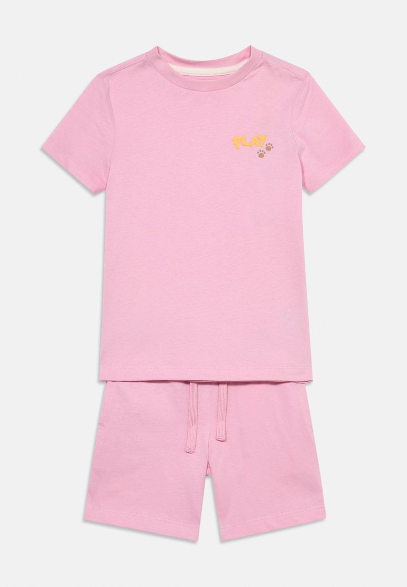 Σετ παιδικό ανοιχτό ροζ με κοντό μανίκι και σορτσάκι με κίτρινη επιγραφή "PLAY" και αποτυπώματα πατούσας στο στήθος της μπλούζας.