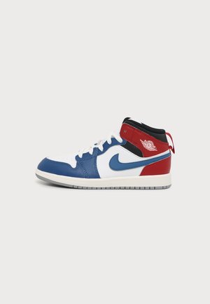Vysoký Nike Air Jordan teniska s modrými, bielymi, červenými a čiernymi panelmi, bielymi šnúrkami a logom Air Jordan na boku.