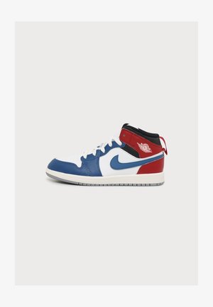 Sneakersy Nike Air Jordan z wysoką cholewką z niebieskimi, białymi, czerwonymi i czarnymi panelami, białymi sznurowadłami oraz logo Air Jordan po boku.