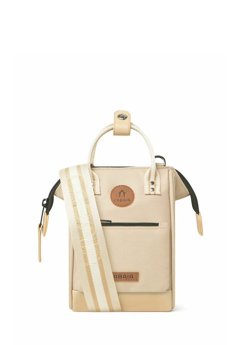 Beige Stofftasche mit strukturierter Oberfläche, ausgestattet mit einem oberen Griff, einem abnehmbaren gestreiften Riemen und einer vorderen Reißverschlusstasche.