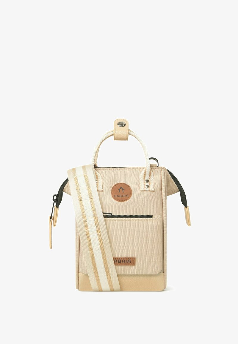Beige Stofftasche mit strukturierter Oberfläche, ausgestattet mit einem oberen Griff, einem abnehmbaren gestreiften Riemen und einer vorderen Reißverschlusstasche.
