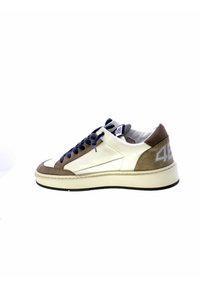 Sneaker di pelle bianca con dettagli in suede grigio, punta rotonda, lacci blu navy e una suola spessa beige. Presenta un grande numero grigio "48" sul tallone.