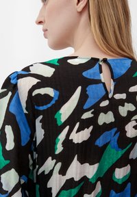 s.Oliver MIT ALLOVER MUSTER - Sukienka letnia