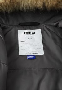 Szara wodoodporna kurtka wewnętrzna z futrzanym wykończeniem. Posiada metkę marki, rozmiar 92/2T oraz metkę bluesign. Gładka tekstura.