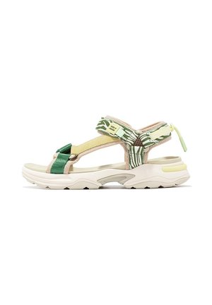Sandal deportivo que cuenta con una mezcla de correas de tela verde y amarilla con un acento estampado, suela acolchada y una entresuela beige.
