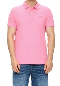 Růžová polo košile s krátkým rukávem, zapínáním na knoflíky a jemnou strukturou. Má malé logo na levém prsu a rovný lem.