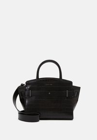 Černá kabelka s krokodýlí texturou, s horními rukojeťmi, odnímatelným ramenním popruhem a logem Calvin Klein na přední straně.