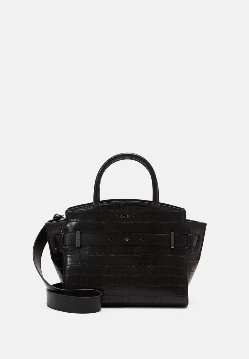 Borsa nera in pelle effetto coccodrillo con manici superiori, tracolla removibile e logo Calvin Klein sul fronte.